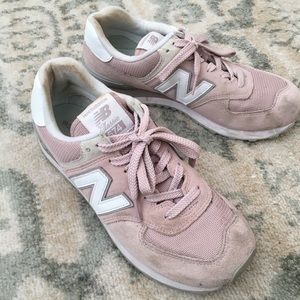 Women’s New Balance tennis shoes